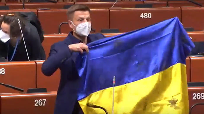 У ПАРЄ перенесли розгляд санкцій щодо Гончаренка, який розгорнув прапор України