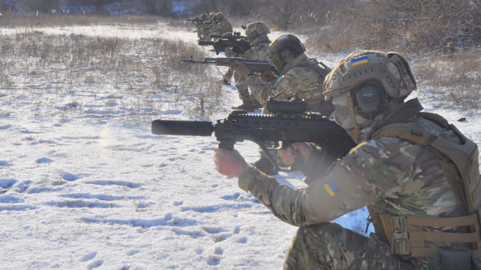 Украинские разведчики проводят тренировочные стрельбы вблизи админграницы с Крымом