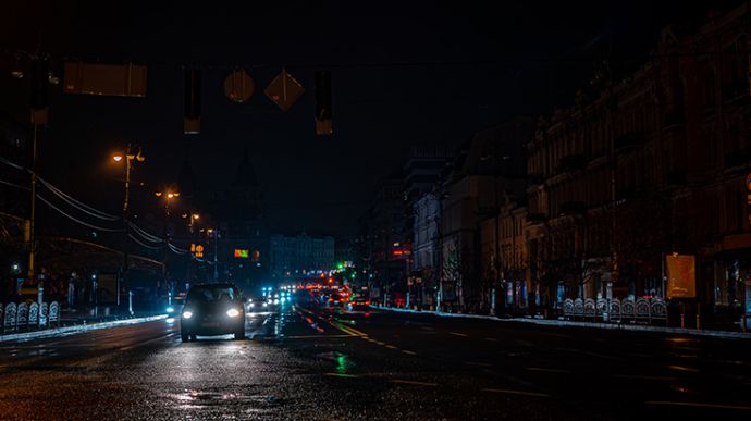 Без фонарей: киевлян призывают быть осторожными на дорогах в темноте и носить фликеры