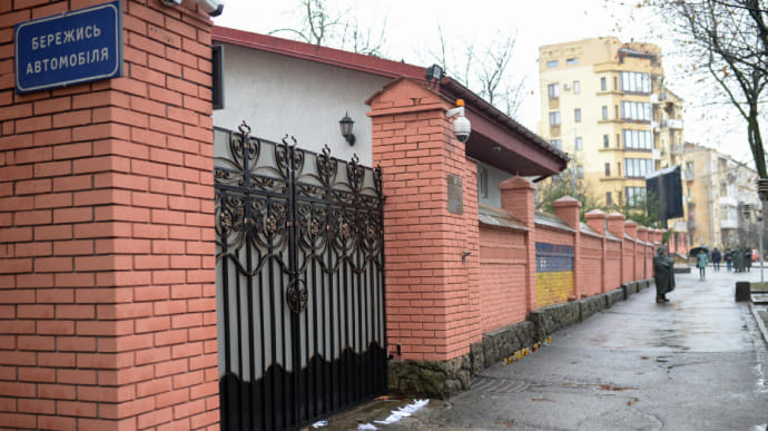 В забор консульства РФ во Львове бросили коктейль Молотова