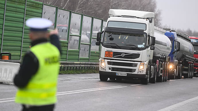 Польські перевізники оголосили про намір блокувати кордон з Україною до лютого