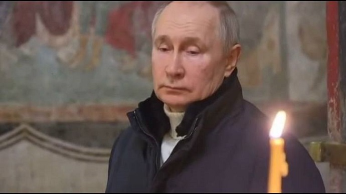 Один посреди церкви: СМИ показали Путина на рождественском богослужении