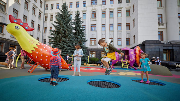 Под Офисом президента открыли арт-площадку по мотивам картин Примаченко