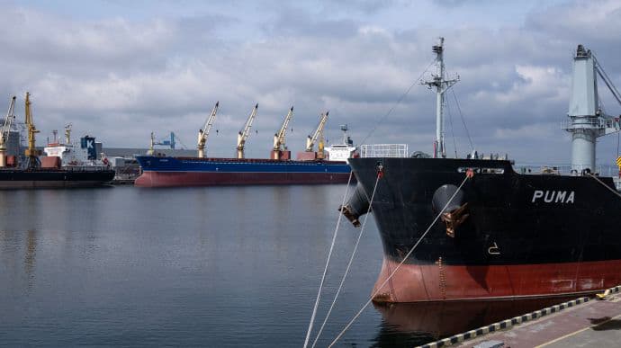 Альтернативні маршрути для експорту зерна не зрівняються з морським – розвідка Британії