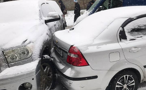 Перший сніг у Києві спровокував десятки ДТП і великі затори 