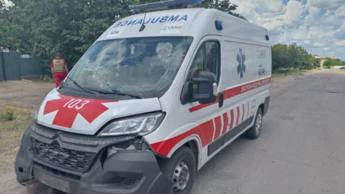 Дроны РФ атаковали райцентр на Херсонщине: повреждена скорая, ранен водитель