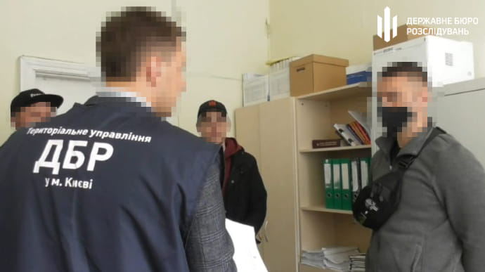 Оголосили підозру поліцейському, який шарпав журналіста hromadske Кутєпова 