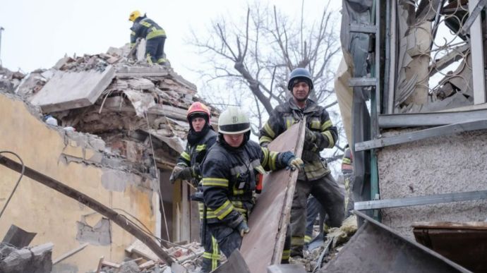 Число жертв удара по дому в Краматорске возросло до 4-х, завал разобрали
