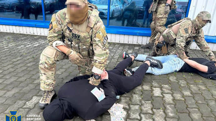 На Львівщині викрили банду рекетирів: вибивали гроші, прикриваючись статусом військових 