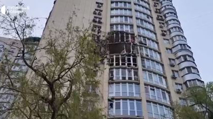 З'явилися кадри руйнувань у Києві після нічної атаки Шахедами