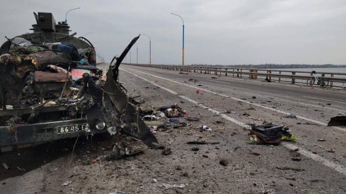Враг отошел: Украинская авиация нанесла удар по бронетехнике РФ в Херсоне