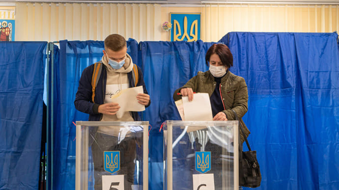 В Украине уже избрали более 2000 депутатов и 27 мэров 
