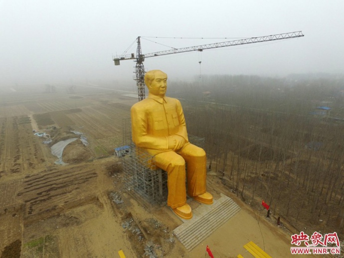 Почти 37-метровая статуя Мао Цзэдуна перед завершением установки 