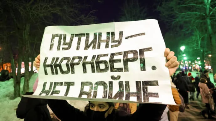 Очевидцы говорят о людных митингах против войны в Москве и Петербурге