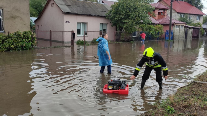 Вулиці Ужгорода затопило через дощі