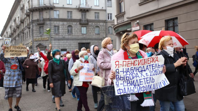 Бабусі проти ОМОНу: в Мінську на марш протесту вийшли пенсіонери