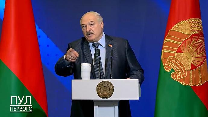 Лукашенко - чиновникам: Если повторится украинский сценарий, то не я с автоматом побегу, а вы  