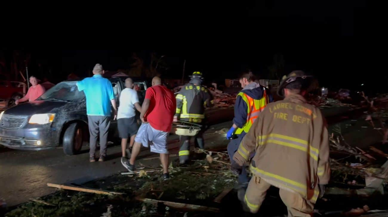 In two US states tornado killed at least 21 people