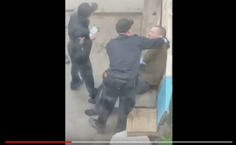 Через відео, де поліцейські знущаються над людиною, порушили справу