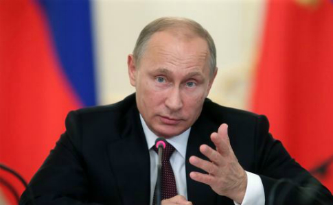 В России хотят переписать Конституцию под Путина - Bloomberg