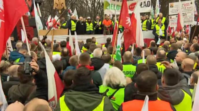 Polish farmers protest in Warsaw and set tyres on fire – photo