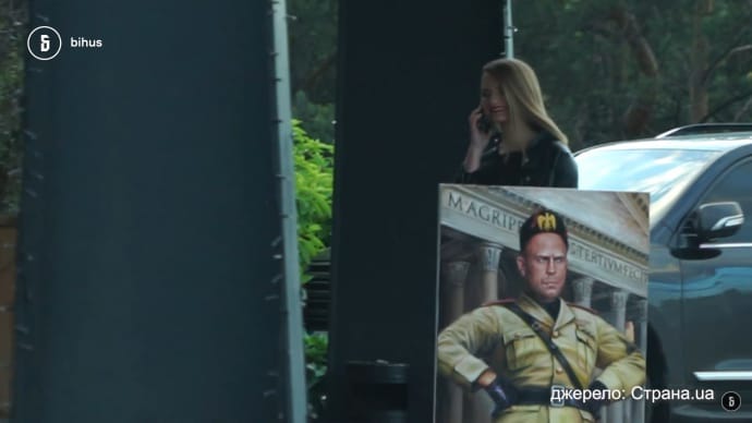 Скриншот відео, на якому видно картину, де Кива зображений в образі Муссоліні