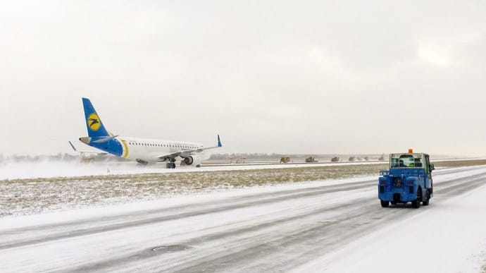 Негода в Україні: працюють усі аеропорти, окрім двох