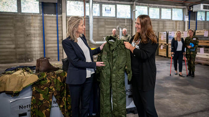 The Netherlands hand over clothes and shoes for Ukrainian military servicewomen