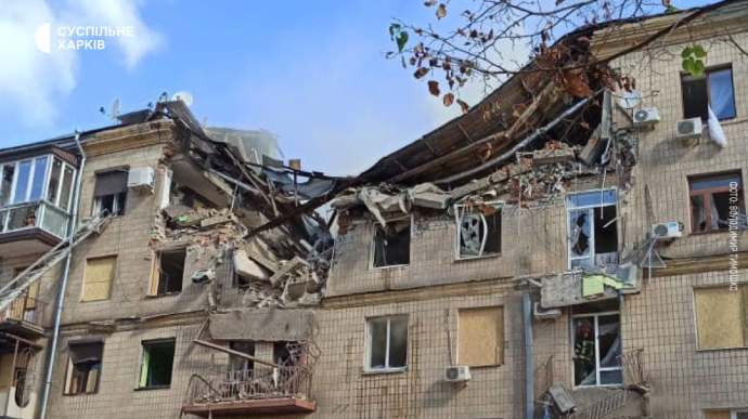 Обстрел жилого дома в Харькове: разрушены три подъезда, из-под завалов вытаскивают людей