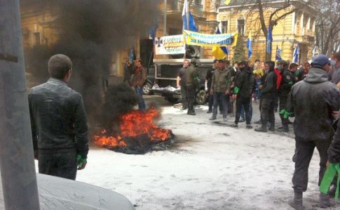 Коба, которого выгнали из Автомайдана, поджег под АП шины