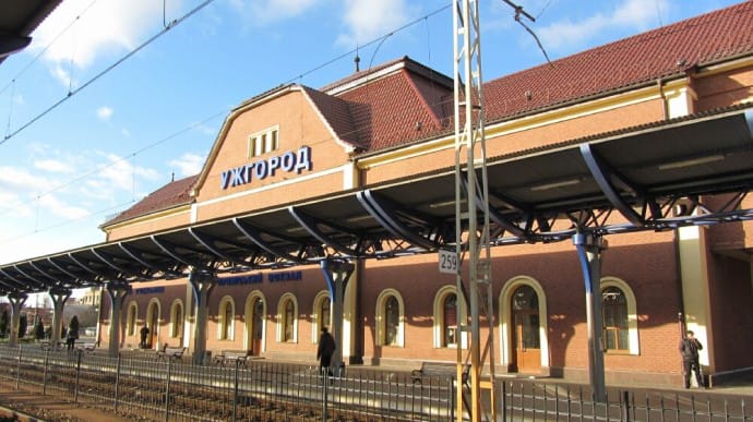 УЗ приостанавливает продажу билетов на поезда в красное Закарпатье