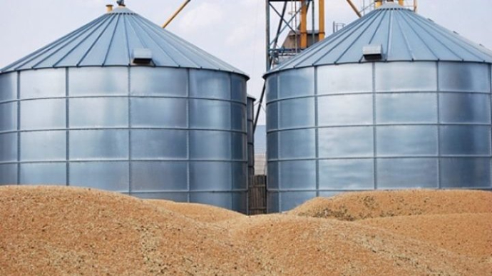 Russians hit grain elevator in Mykolaiv Oblast, destroying thousands of tons of grain
