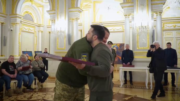 Zelenskyy hugs Zaluzhnyi, while Ukraine's spy chief remains inscrutable: President's Office posts video of heroes being decorated