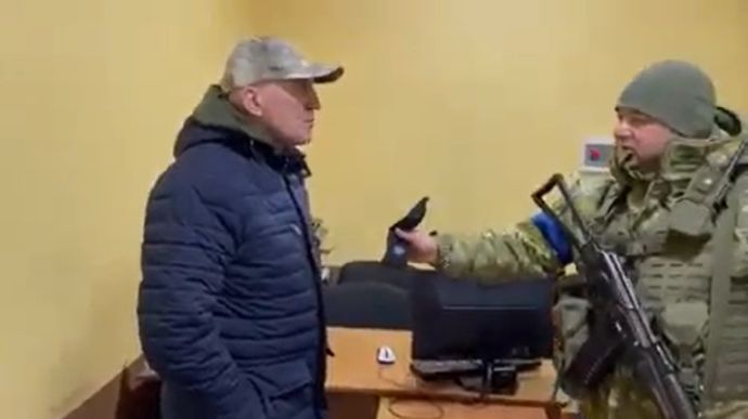 Українські прикордонники вручили послу Білорусі 30 срібняків за зраду 