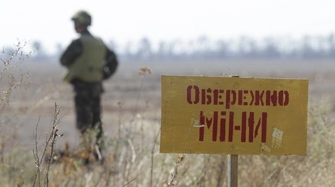 На Донбасі бойовики змусили місцевого жителя йти через заміноване поле