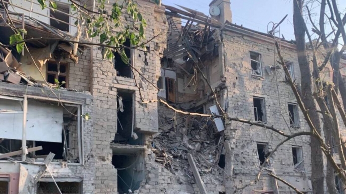Росія скинула чотири КАБи на центр Херсона: постраждали дві людини