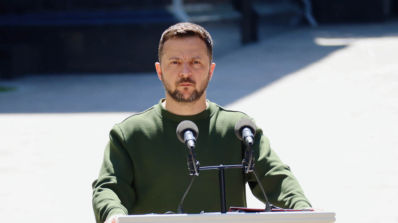 Zelenskyy arrives in Paris – video