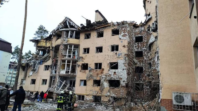 Russian invaders bomb high-rise building in Irpin west of Kyiv