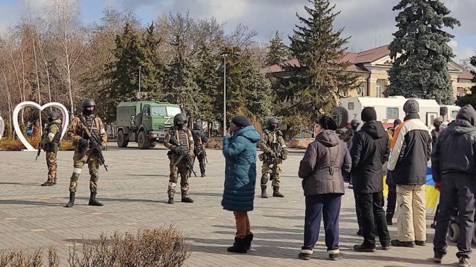 Russian military entered Skadovsk and took computers out of the city council