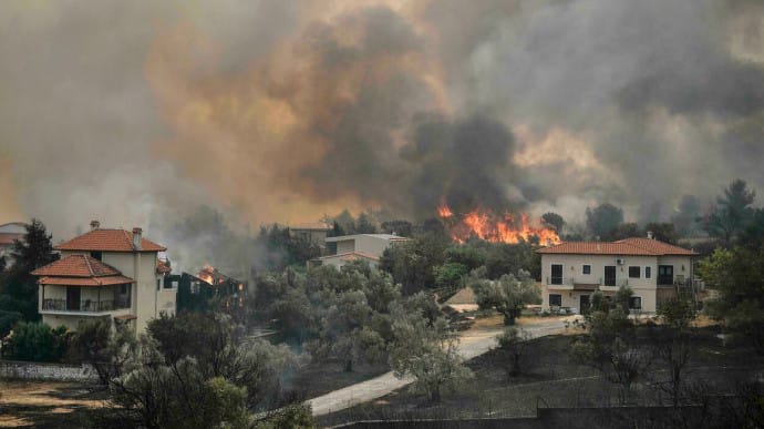 Сотни возгораний и пожарные из Украины: посольство рассказало о стихии в Греции