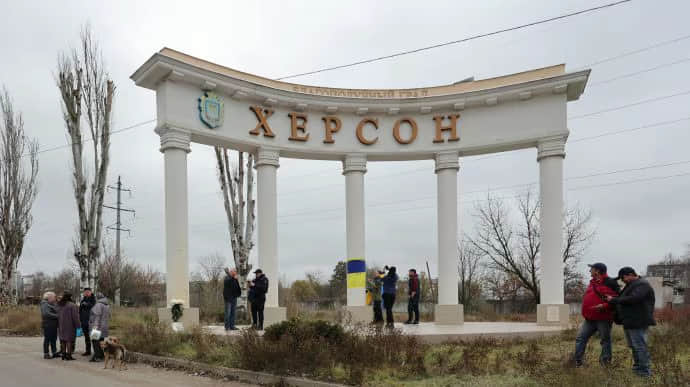 Russian forces hit centre of Kherson, killing civilian