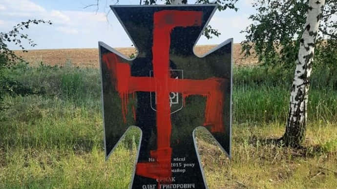 Вандалы разрисовали свастикой памятные знаки погибшим военным на Луганщине