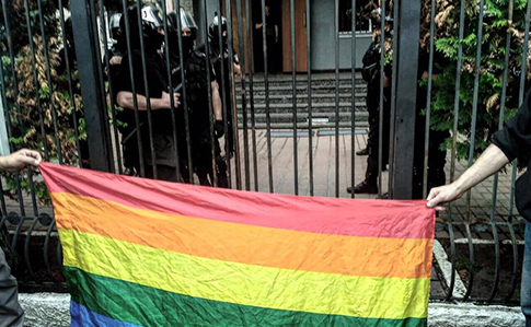 Під відділком поліції в Києві спалили прапор ЛГБТ