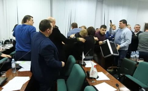 Депутаты Луцкого горсовета подрались на ночном заседании
