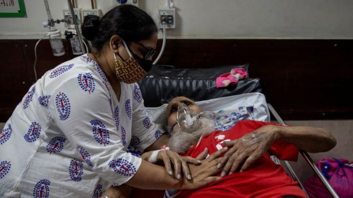 Спалах Covid в Індії: за день від вірусу померла рекордна кількість людей