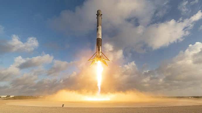 Ракета Falcon 9, яка відправила у космос супутники Starlink, повернулась на Землю. Це її п'ятий політ