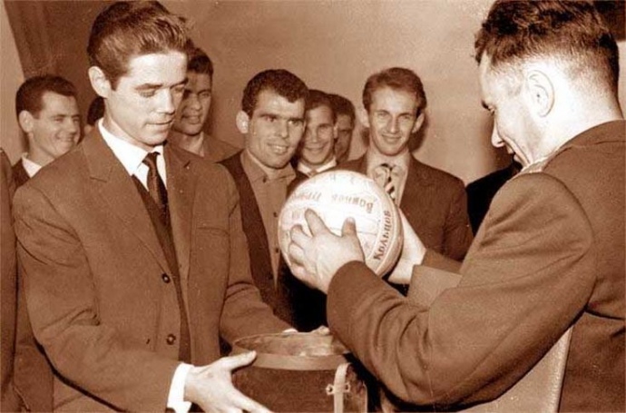 Віктор Каневський презентує м'яч з автографами 