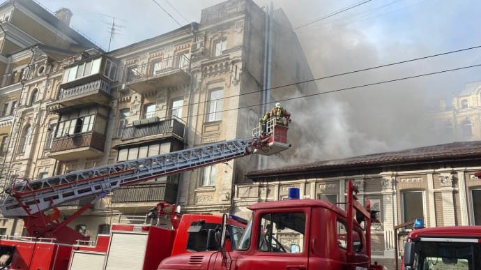 В центре Киева горел ресторан: эвакуировали людей и перекрыли улицу