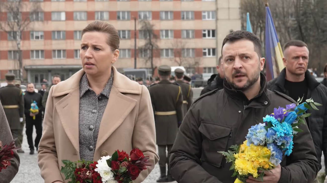 Zelenskyy and Danish PM Frederiksen arrive in Lviv – video