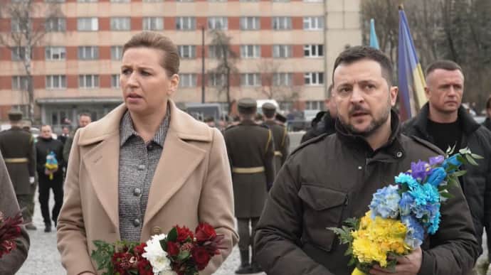 Zelenskyy and Danish PM Frederiksen arrive in Lviv – video